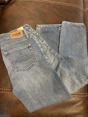 Signature Men's Straight Jeans in Light Blue Wash